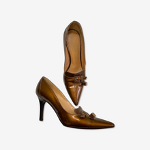 Carica l'immagine nel visualizzatore di Gallery, Louis Vuitton Vernis Pumps with charm 2000s