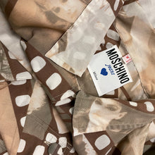 Carica l'immagine nel visualizzatore di Gallery, Moschino Jeans "Photo Runway - La classe non è acqua" Shirt