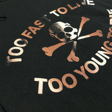 Carica l&#39;immagine nel visualizzatore di Gallery, Mastermind Japan &quot;Too fast to live too young to die&quot; T-shirt
